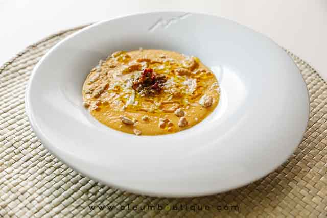 Presentación de la Sopa Fría de albaricoque y melocotón con queso de cabra y aove, receta de Manuela Monsalve
